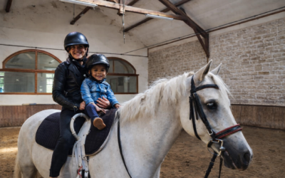 Les enfants s&rsquo;initient au poney
